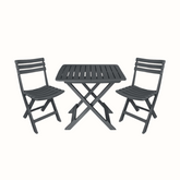 Conjunto de duas cadeiras e uma mesa  dobrável IPAE PROGARDEN em plástico cinzento, com assento e encosto com ranhuras, exibido em vista frontal.